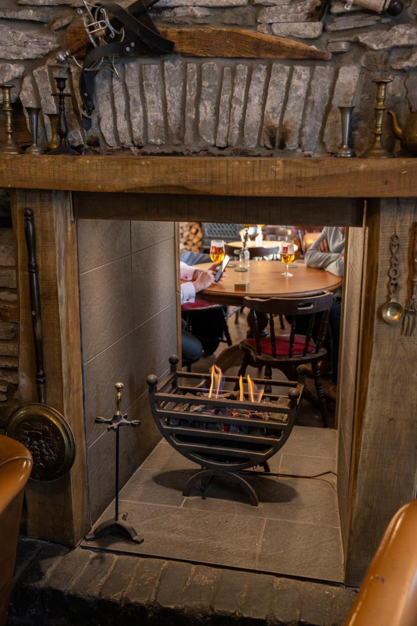 The Bear Inn Ллантризант Экстерьер фото