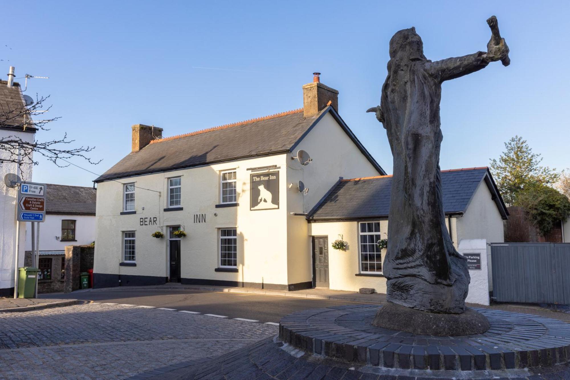 The Bear Inn Ллантризант Экстерьер фото